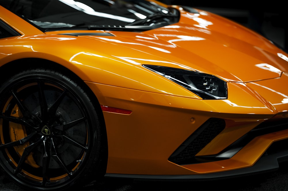 Coche deportivo naranja con acabado brillante, el resultado de una buena pintura de automoción